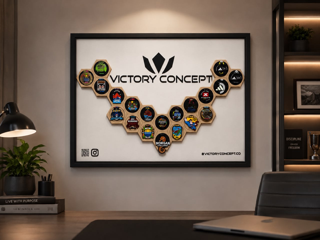 Medallero Victory Concept enmarcado en una oficina