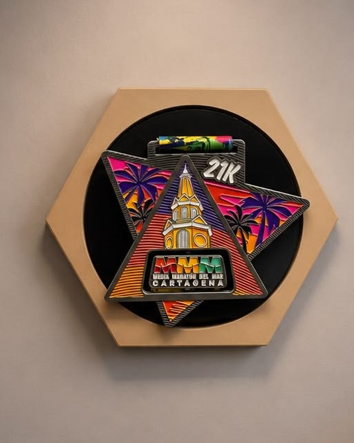 Detalle de un módulo hexagonal Victory Concept con medalla de la Media Maratón del Mar de Cartagena
